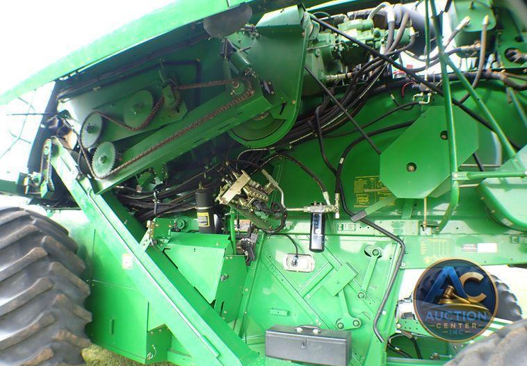 2004 John Deere 9560  combine