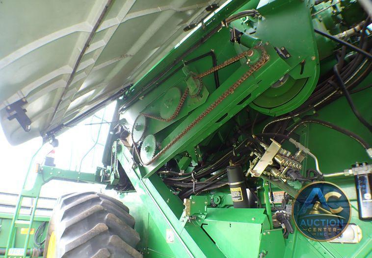 2004 John Deere 9560  combine