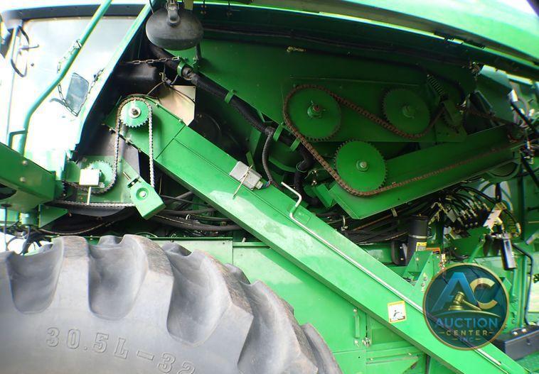 2004 John Deere 9560  combine