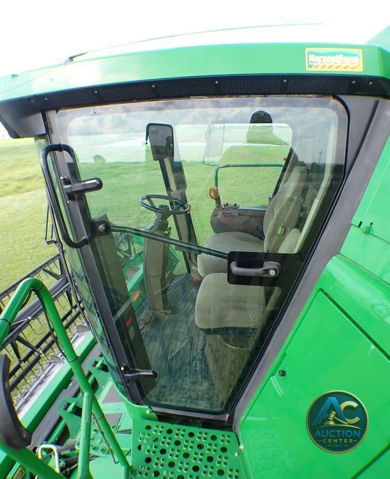 2004 John Deere 9560  combine