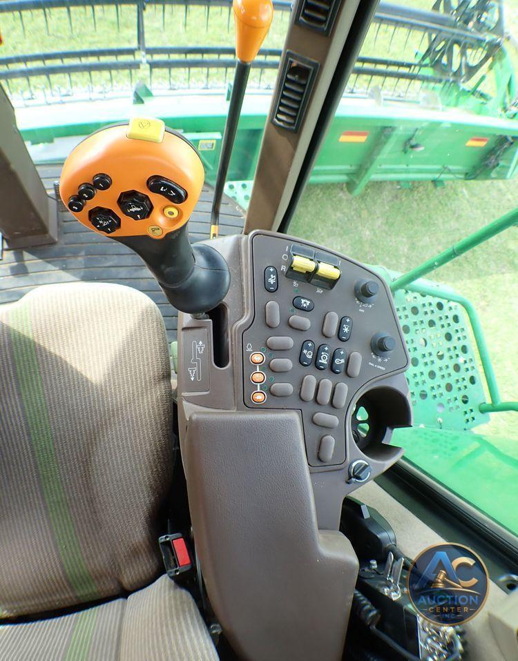 2004 John Deere 9560  combine