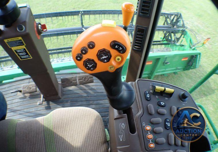 2004 John Deere 9560  combine