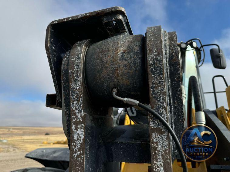 2016 John Deere 824K wheel loader