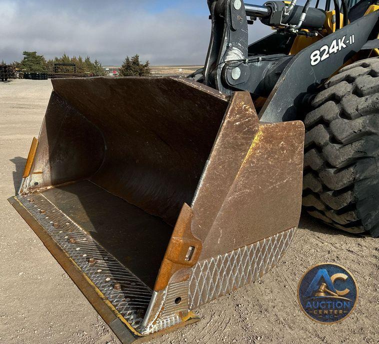 2016 John Deere 824K wheel loader