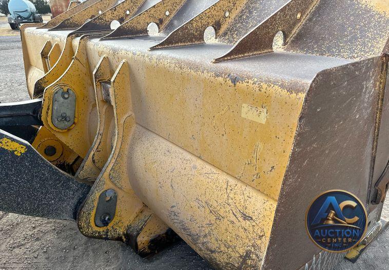 2016 John Deere 824K wheel loader