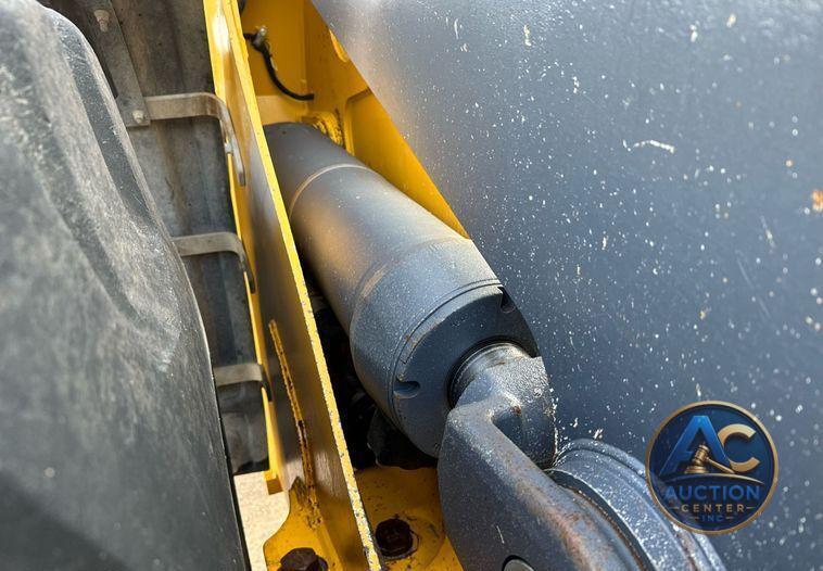 2016 John Deere 824K wheel loader