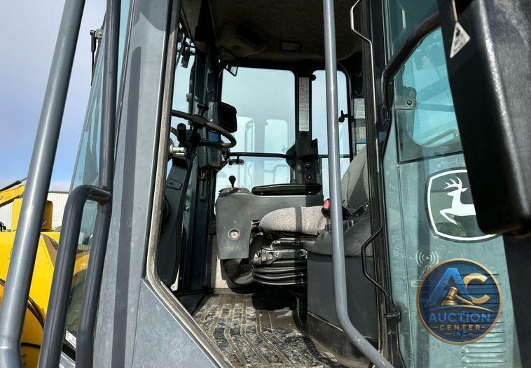 2016 John Deere 824K wheel loader
