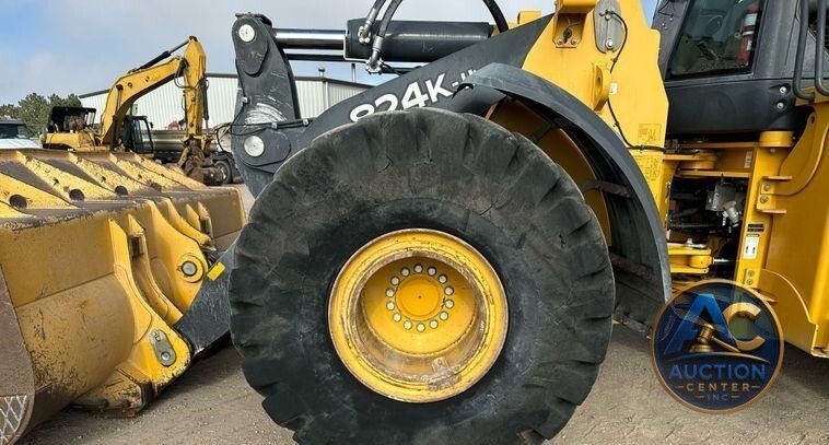 2016 John Deere 824K wheel loader