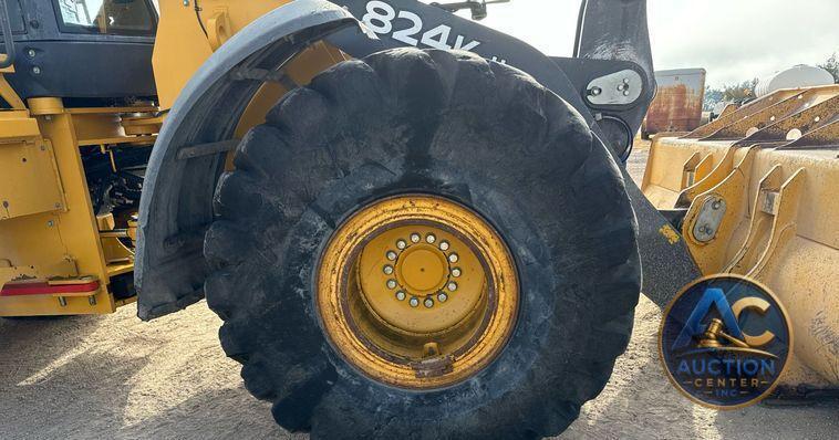 2016 John Deere 824K wheel loader
