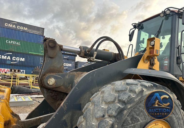 2017 John Deere 824K II wheel loader