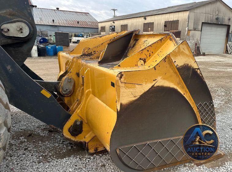 2017 John Deere 824K II wheel loader