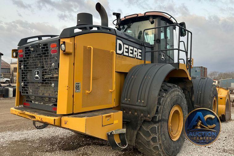 2017 John Deere 824K II wheel loader