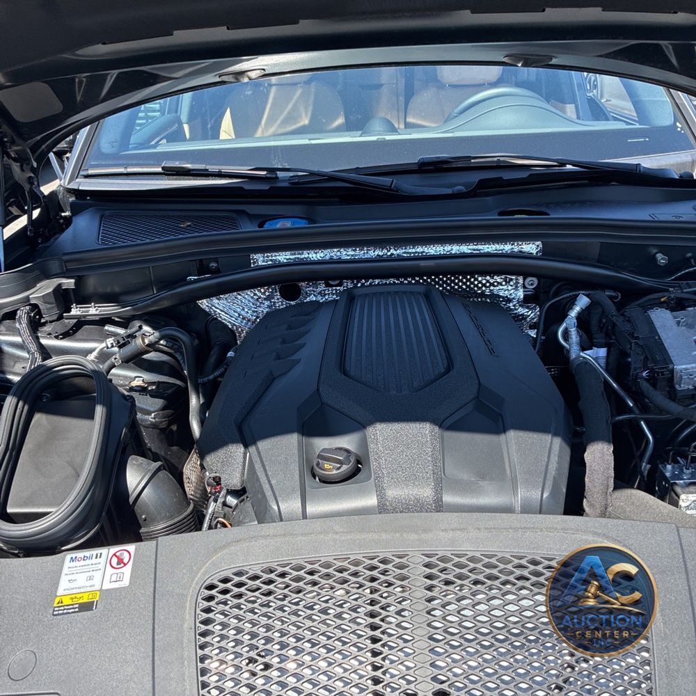 2023 Porsche Macan Base