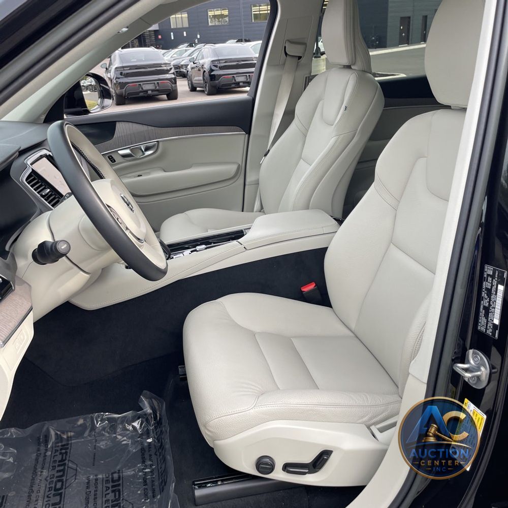 2023 Volvo XC90 T8 - Plus