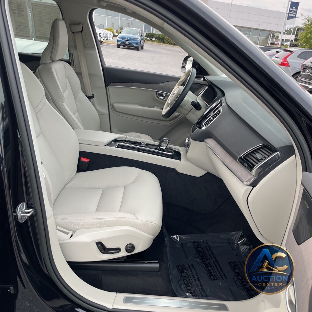 2023 Volvo XC90 T8 - Plus