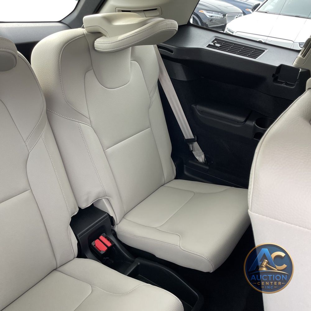 2023 Volvo XC90 T8 - Plus