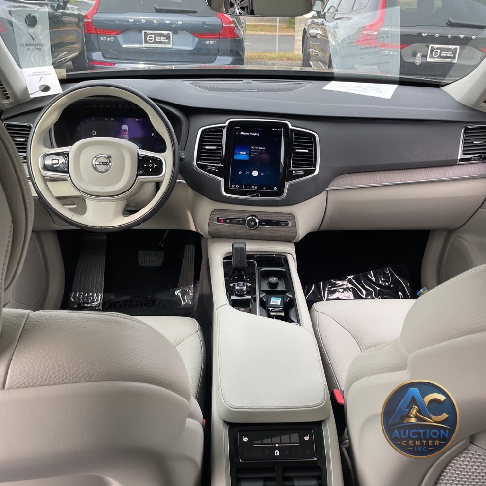 2023 Volvo XC90 T8 - Plus