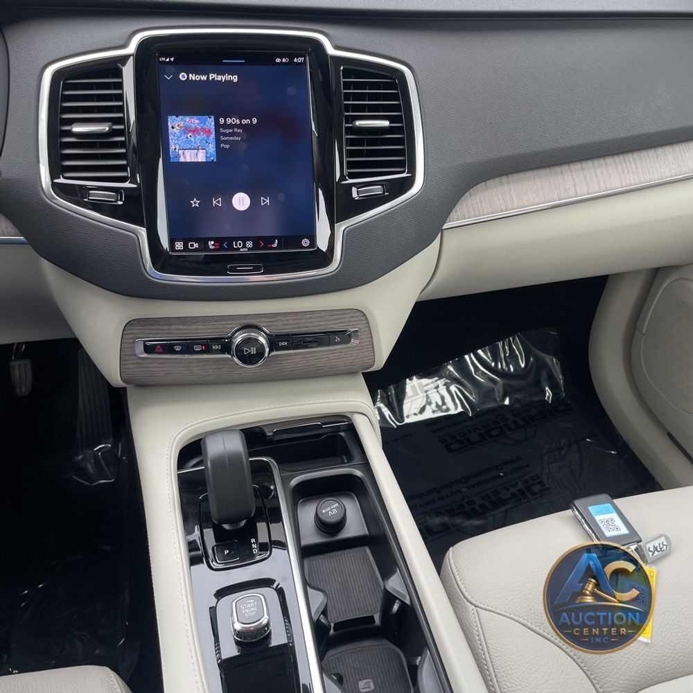 2023 Volvo XC90 T8 - Plus