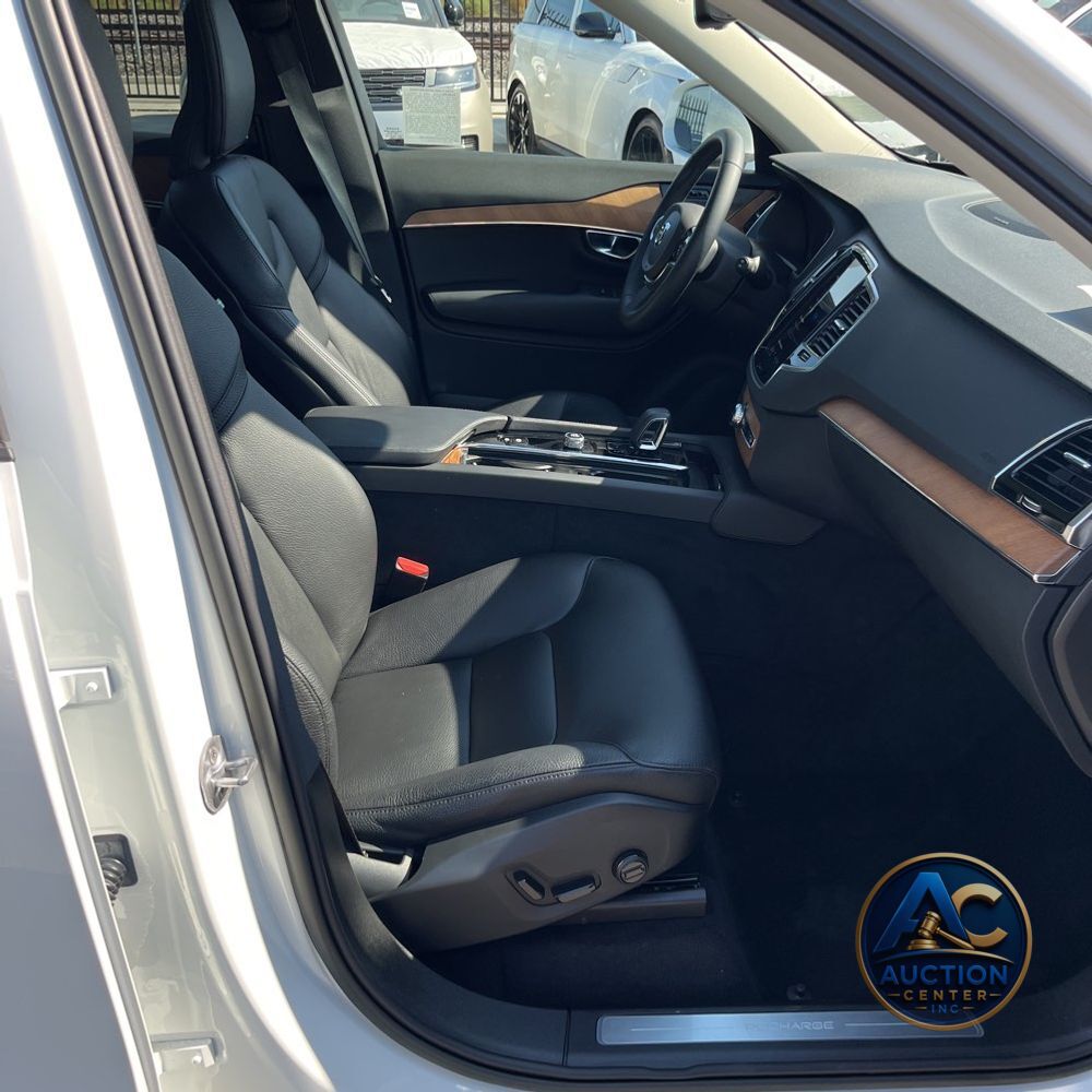 2023 Volvo XC90 T8 - Plus