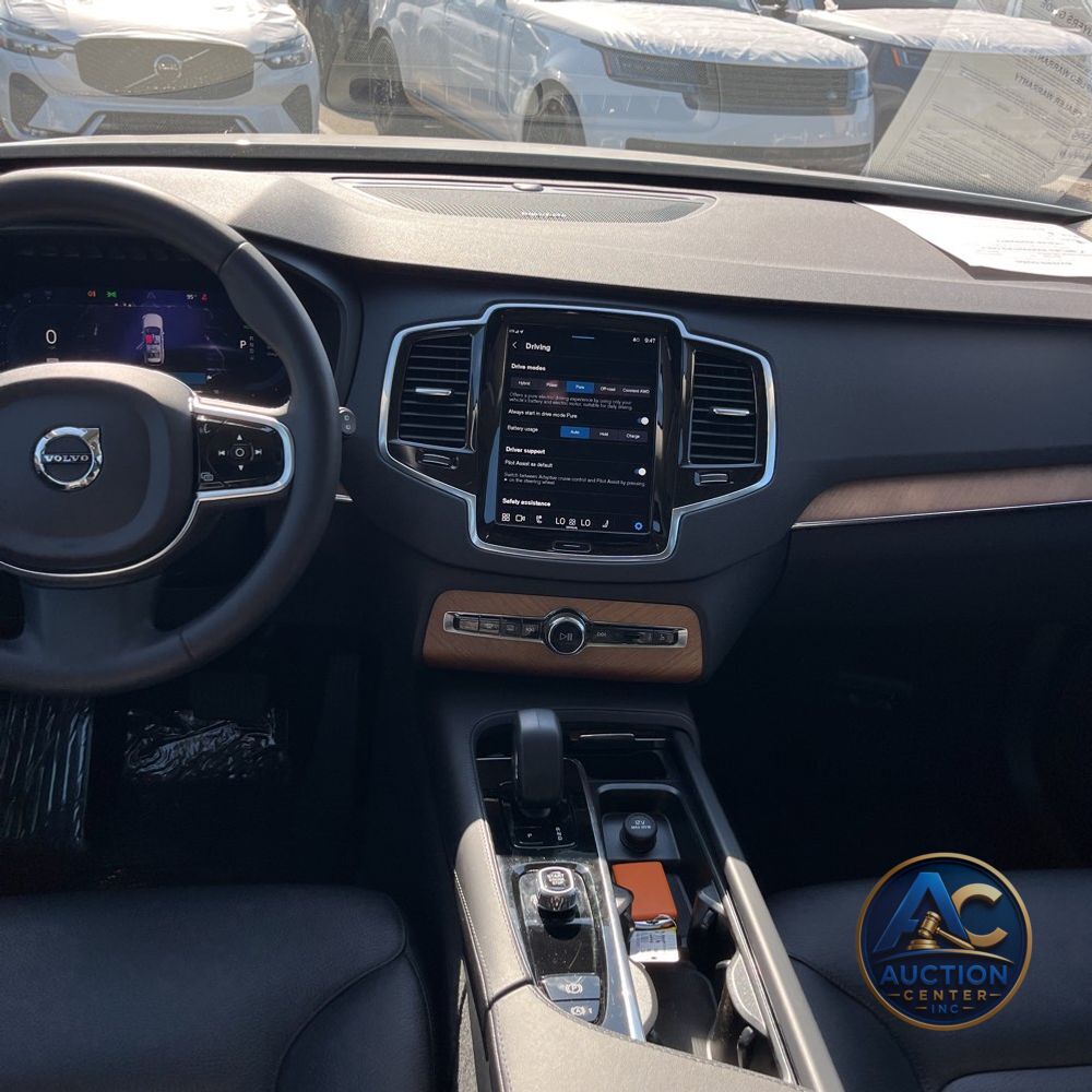 2023 Volvo XC90 T8 - Plus