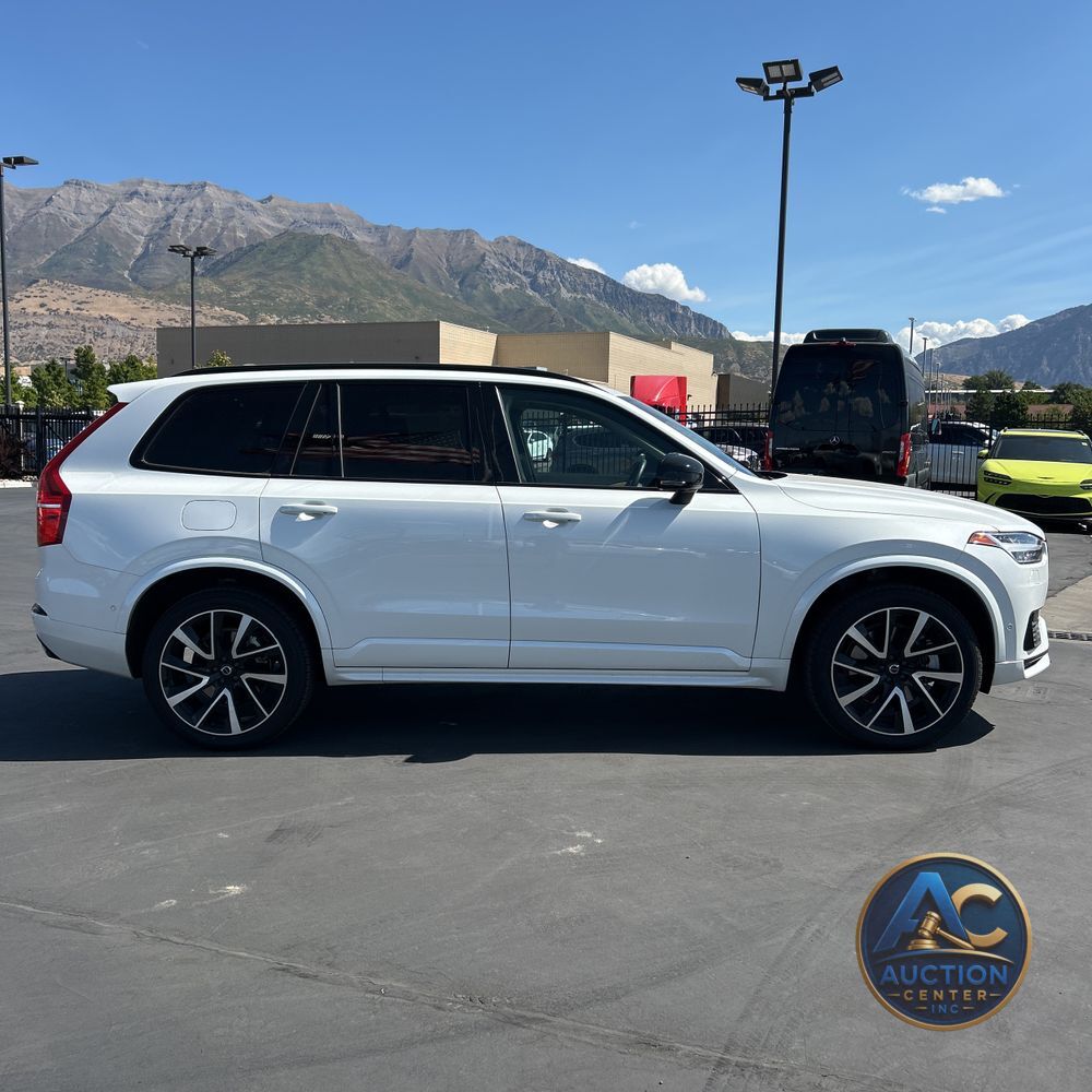 2023 Volvo XC90 T8 - Plus