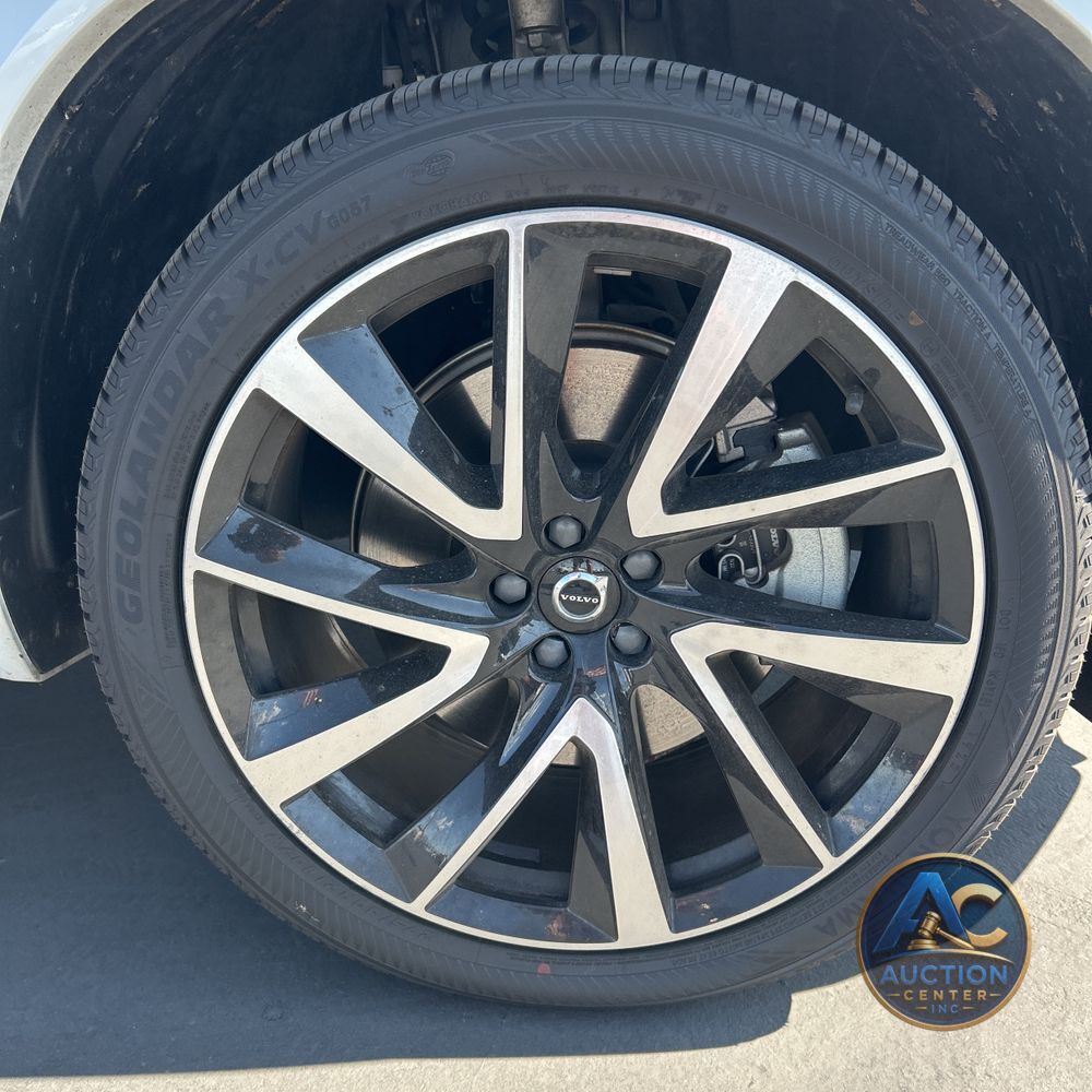 2023 Volvo XC90 T8 - Plus