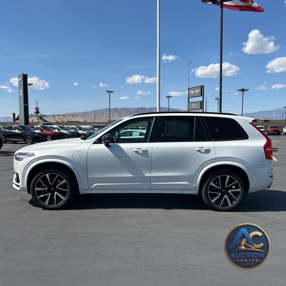 2023 Volvo XC90 T8 - Plus