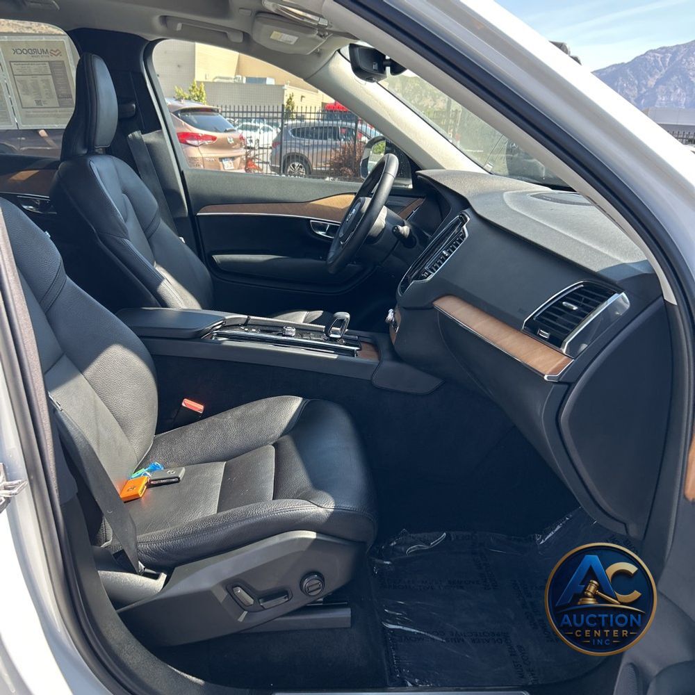 2023 Volvo XC90 T8 - Plus
