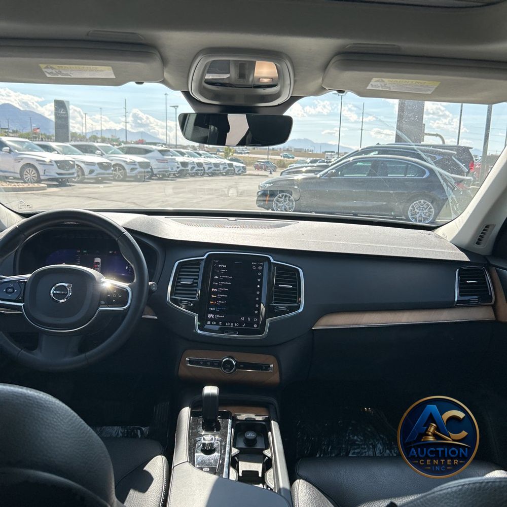 2023 Volvo XC90 T8 - Plus