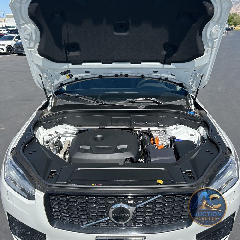 2023 Volvo XC90 T8 - Plus