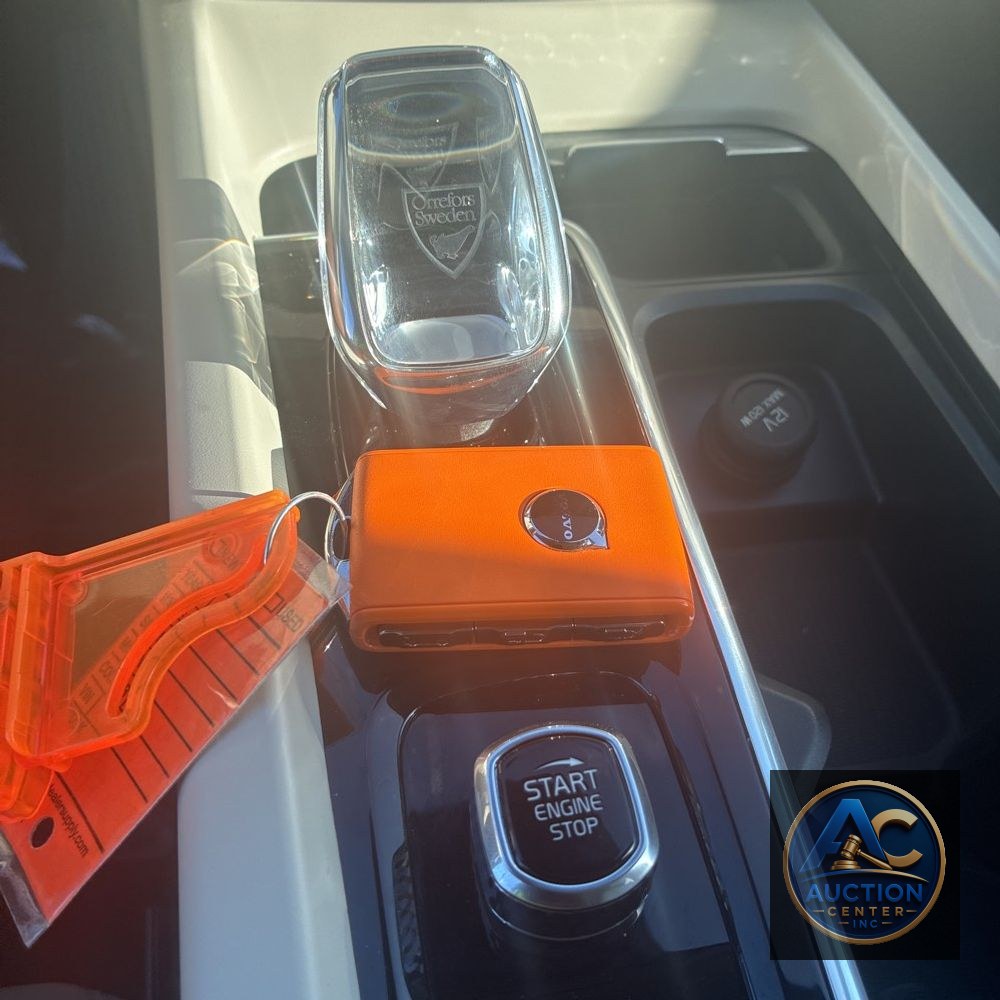 2025 Volvo XC60 T8 - Ultra PHEV